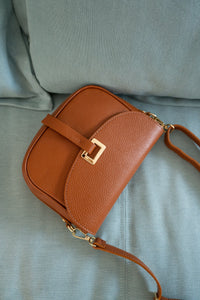 FANTINE crossbody bag in cognac grained leather, worn