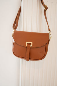 FANTINE crossbody bag in cognac grained leather, worn